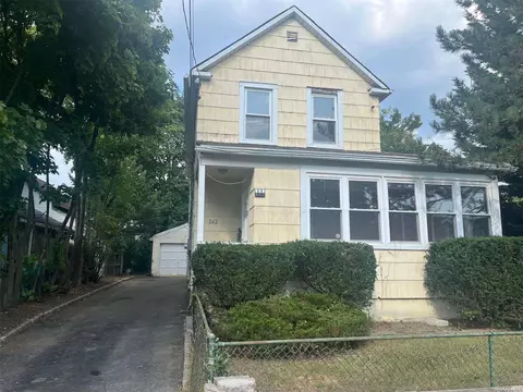 242 Fair Oaks Pl, Cedarhurst, NY 11516