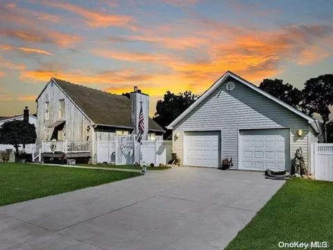 37 Argyle Dr, Shirley, NY 11967