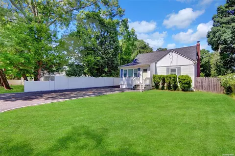 31 E Belmont St, Bay Shore, NY 11706