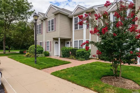 880 Verona Dr #880, Melville, NY 11747
