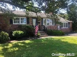 10 Peter Ave, Bayville, NY 11709