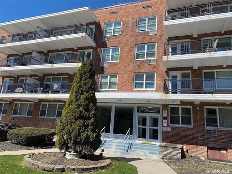 100 Randall Ave #3B, Freeport, NY 11520