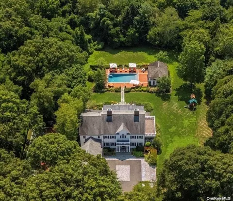 2 Old Wagon Ln, North Hempstead, NY 11568