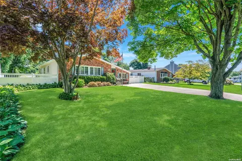 23 Dartmouth Dr, Smithtown, NY 11787