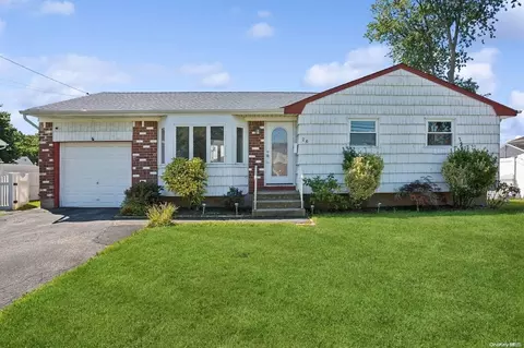 26 Oneida St, Deer Park, NY 11729