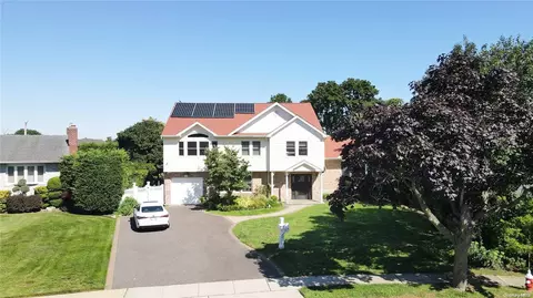 14 Suzanne Ln, Bethpage, NY 11714