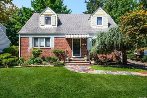 58 Middle Neck Rd, North Hempstead, NY 11050
