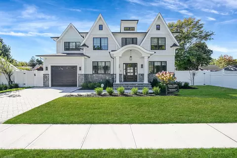 1824 Gildersleeve St, Merrick, NY 11566