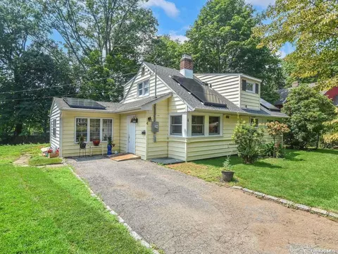 4 Wakefield Ave, North Hempstead, NY 11050