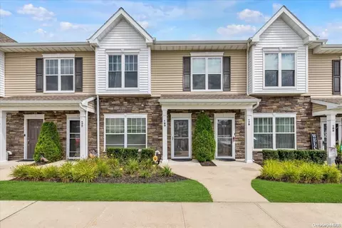180 Ashley Ct #180, Central Islip, NY 11722