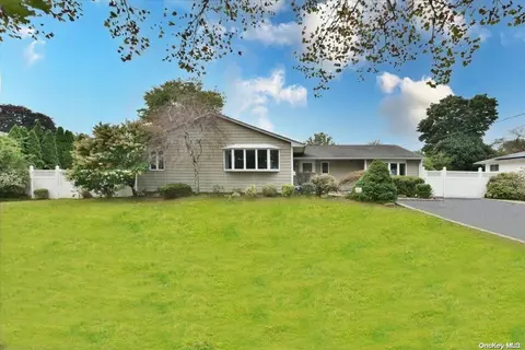 6 Windward Ln, Commack, NY 11725