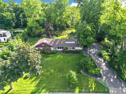10 Pine Tree Dr, North Hempstead, NY 11024
