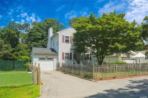 33 Park St, Centereach, NY 11720