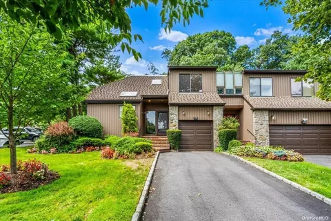55 Center Ct #55, North Hempstead, NY 11577