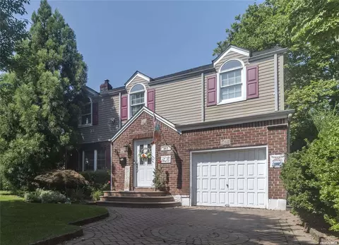 257 Fernwood Ter, Garden City, NY 11530