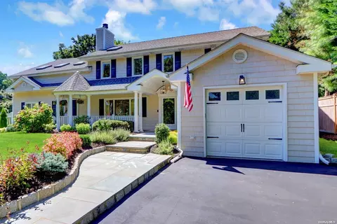 1 Makamah Beach Rd, Northport, NY 11768