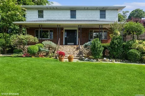 7 Pleasant Ave, North Hempstead, NY 11050