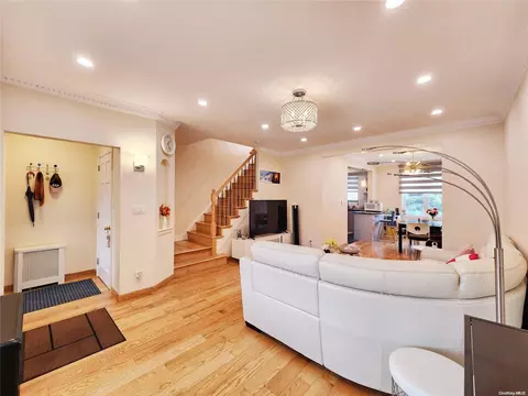 48-26 38th St, New York, NY 11101