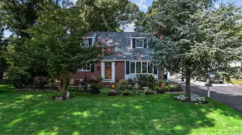 50 Livingston Ave, Babylon, NY 11702