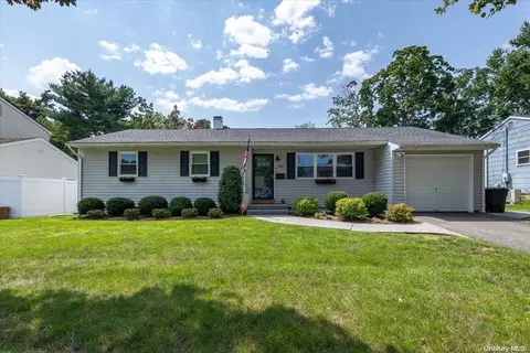 40 West Dr, Kings Park, NY 11754