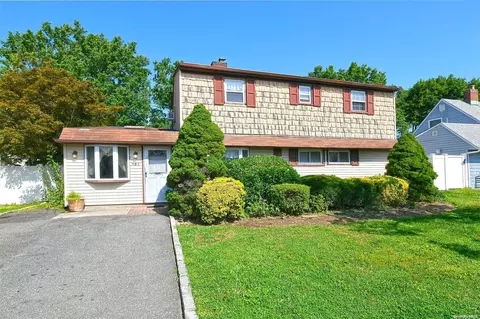 101 Elm Dr, Levittown, NY 11756