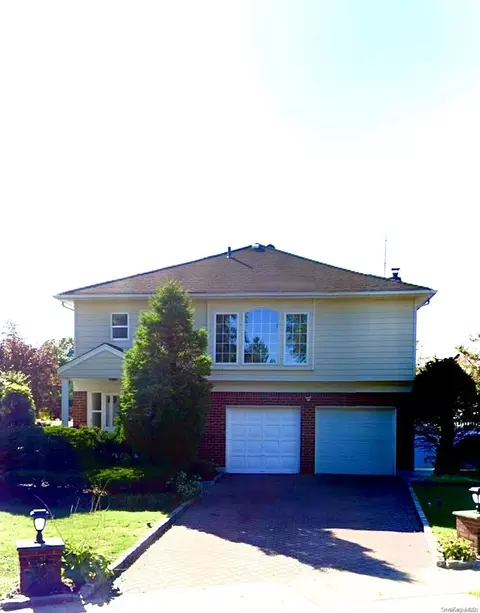 11 Elmwood Ct, North Hempstead, NY 11590