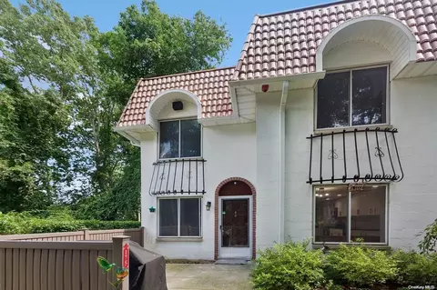 175 Skyline Dr #1, Coram, NY 11727