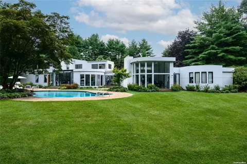 5 Dowling Ct, North Hempstead, NY 11568
