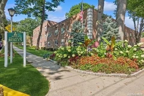 21 Edwards St #2C, North Hempstead, NY 11577