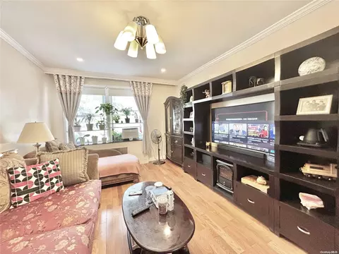 25-15 Union St #5A, Flushing, NY 11354