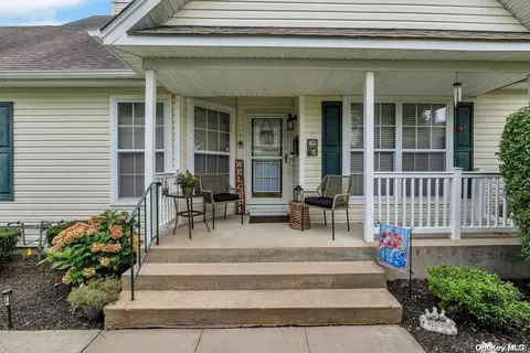 501 Constance Ln #501, Port Jefferson Station, NY 11776