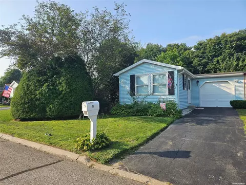 18 Greenwood Blvd #18, Manorville, NY 11949