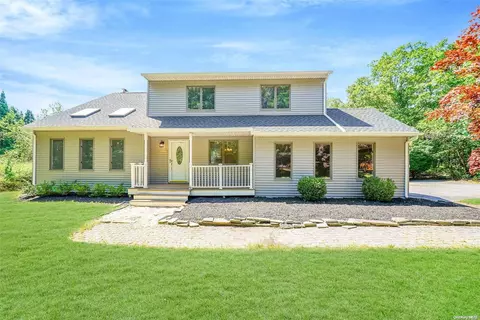 304 Weeks Ave, Manorville, NY 11949