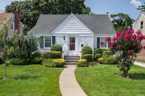 5 Lorraine Ct, Malverne, NY 11565