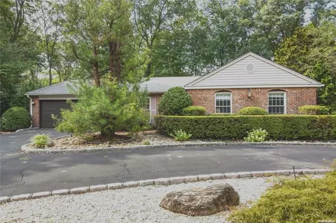36 Hawthorne St, Mount Sinai, NY 11766