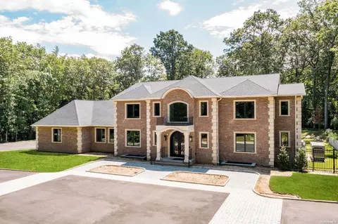 60 Koenig Dr, Oyster Bay, NY 11771