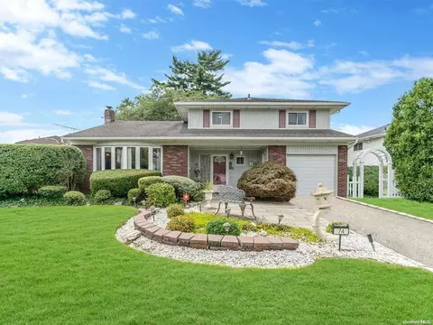 74 Sunnyside Ln, North Hempstead, NY 11590