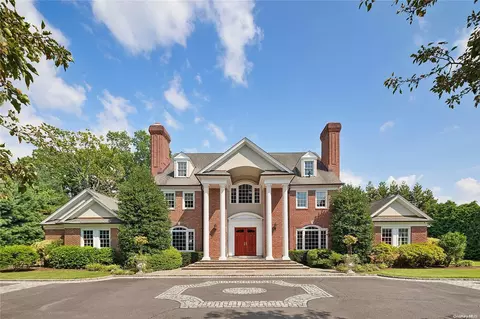 21 Victoria Ln, Glen Cove, NY 11542