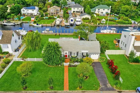 110 Sequams Ln W, West Islip, NY 11795