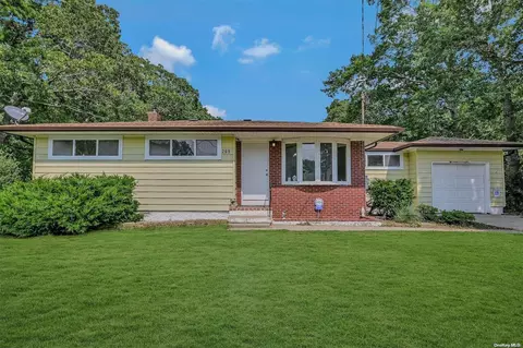 269 Whittier Dr, Mastic Beach, NY 11951