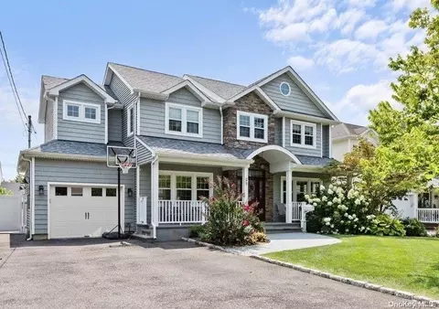 31 Linden Ave, Bethpage, NY 11714