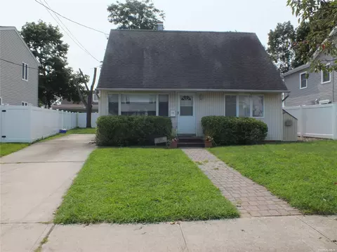 210 Dwight St, Oceanside, NY 11572