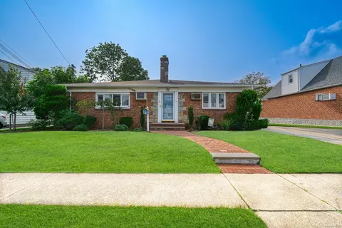 515 S 12th St, North Hempstead, NY 11040