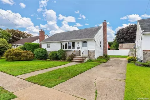 4 Windsor St, Hicksville, NY 11801