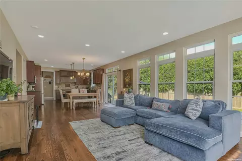 14 Birch Rd, Kings Park, NY 11754