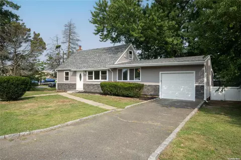102 6th St, Lindenhurst, NY 11757