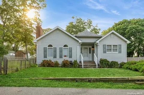 16 Robin Rd, Rocky Point, NY 11778