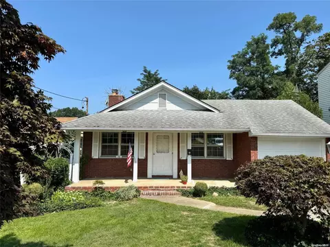15 Ridge Dr, North Hempstead, NY 11030