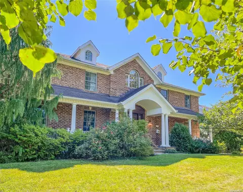 9 Shadetree Ln, North Hempstead, NY 11577