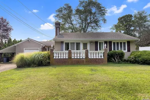 20 John Dr, Farmingville, NY 11738